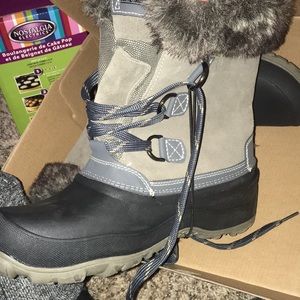 Snow boots